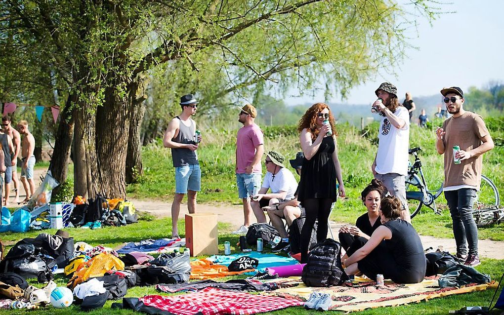 Mensen hebben vaak een negatievere indruk van de maatschappij dan van hun eigen leven. Het Sociaal en Cultureel Planbureau (SCP) vatte die schijnbare tegenstelling eerder samen met het motto: „Met mij gaat het goed, met ons gaat het slecht”. beeld ANP