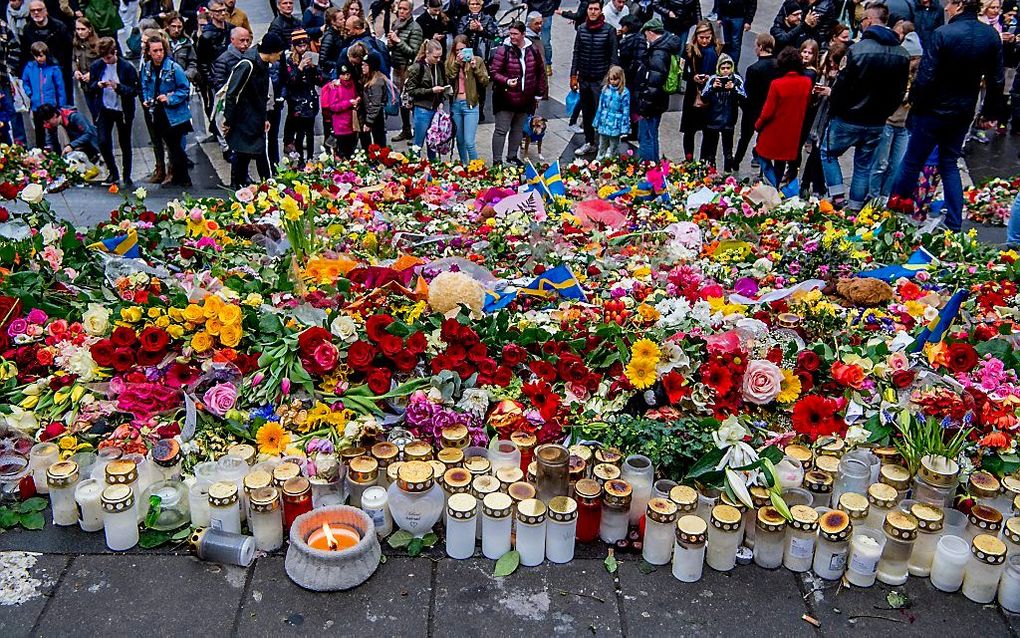 Een bloemenzee op de plek van de aanslag in het centrum van Stockholm. 7 april 2017 reed een IS-hanger in op het publiek in de Zweedse stad. beeld ANP