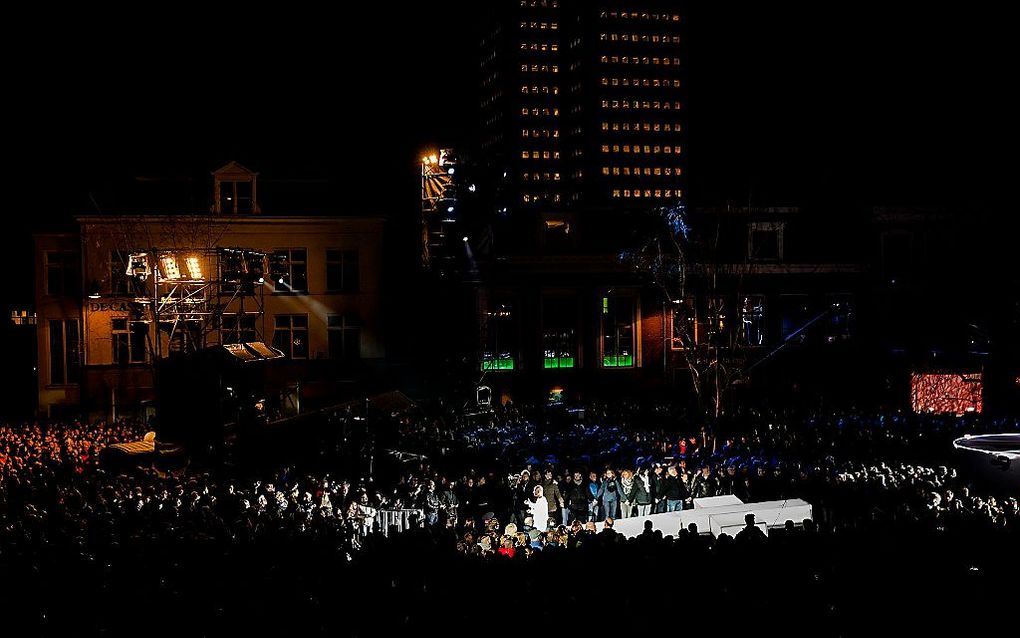 De processie met het witte kruis arriveert op het Wilhelminaplein in Leeuwarden tijdens de zevende editie van The Passion. beeld ANP