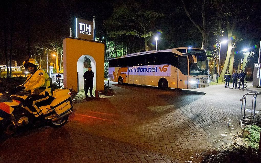 De eerste bussen met Eritrese congresgangers verlaten congrescentrum Koningshof in Veldhoven. beeld ANP