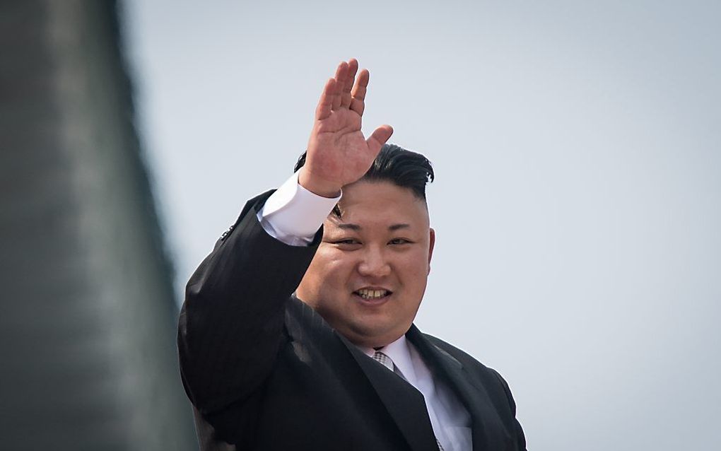 De Noord-Koreaanse dictator Kim Jung-Un zwaait vanaf een bolkon naar de militaire parade ter gelegenheid van de 105de verjaardag van Kim Il-Sung. beeld AFP