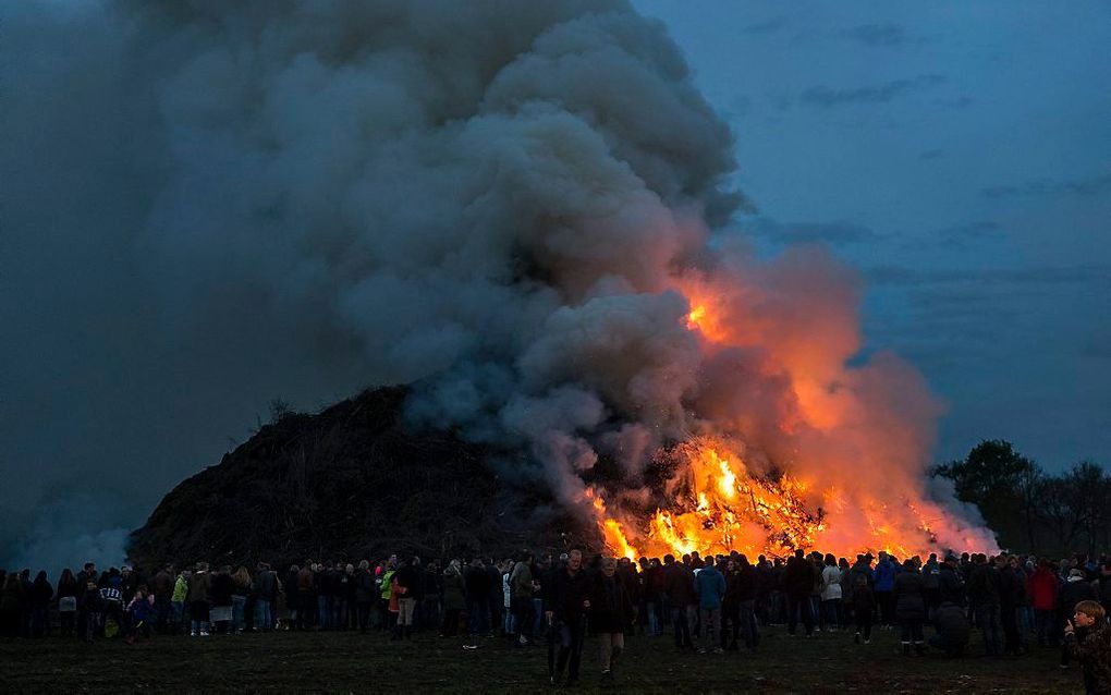 Een paasvuur van ruim 5400 kuub in de buurt van Rijssen-Holten in 2016. beeld ANP, Vincent  Jannink