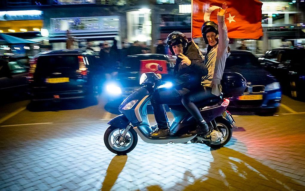 Turkse Nederlanders vieren in het centrum van Rotterdam de uitslag van het Turkse referendum. De Turkse president Tayyip Erdogan heeft volgens de Turkse kiesraad het referendum gewonnen dat hem meer macht moet gaan geven. beeld ANP