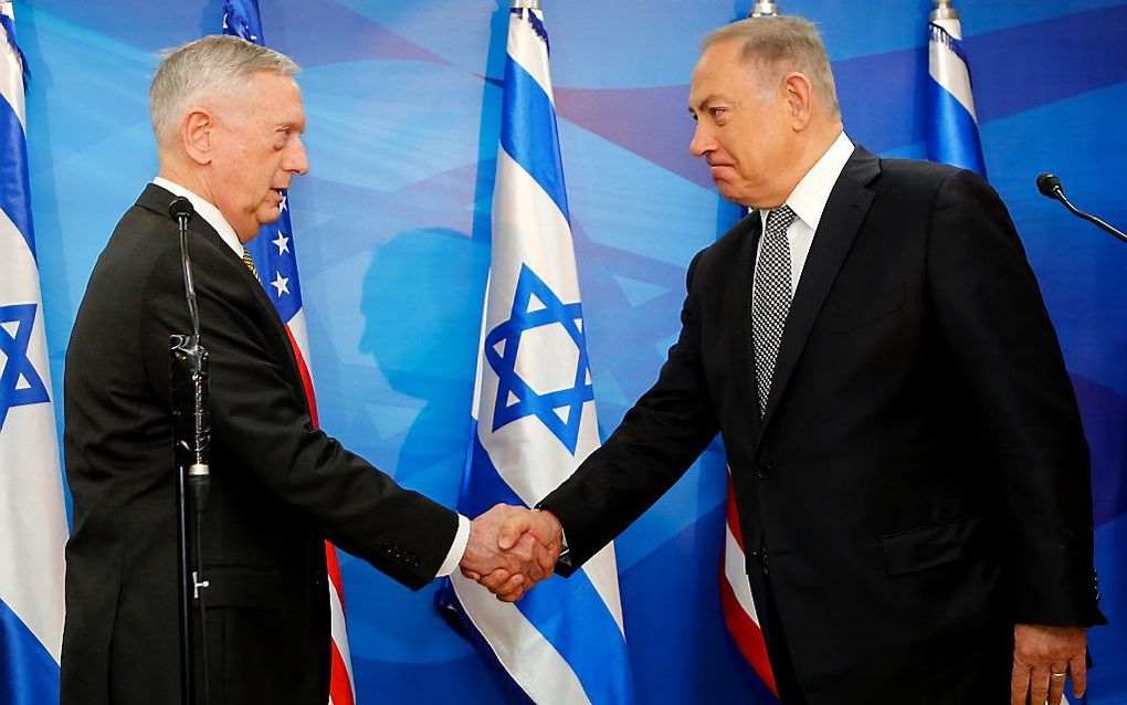 De Amerikaanse minister van Defensie Mattis ontmoet de Israëlische premiet Netanyahu in Tel Aviv. beeld AFP