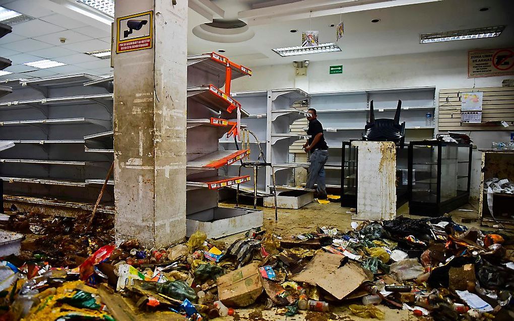 Geplunderde winkel in Caracas. beeld AFP