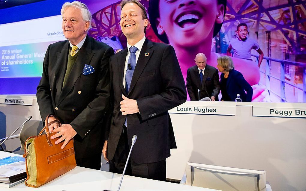 De voorzitter van de Raad van Commissarissen Antony Burgmans (L) en de CEO Ton Büchner van AkzoNobel voorafgaand aan de Jaarlijkse Algemene Vergadering van Aandeelhouders (AvA) in de RAI Amsterdam. beeld ANP