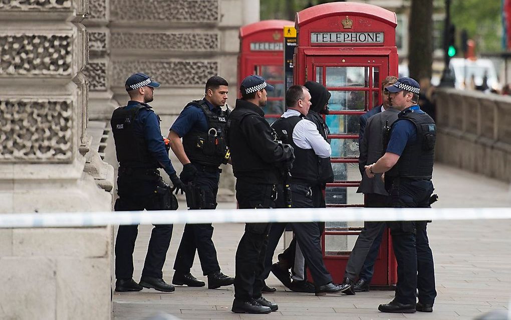 De Britse politie heeft donderdag een terreurverdachte opgepakt in Londen. Agenten arresteerden de man in Whitehall, waar meerdere ministeries zijn gevestigd.  beeld EPA