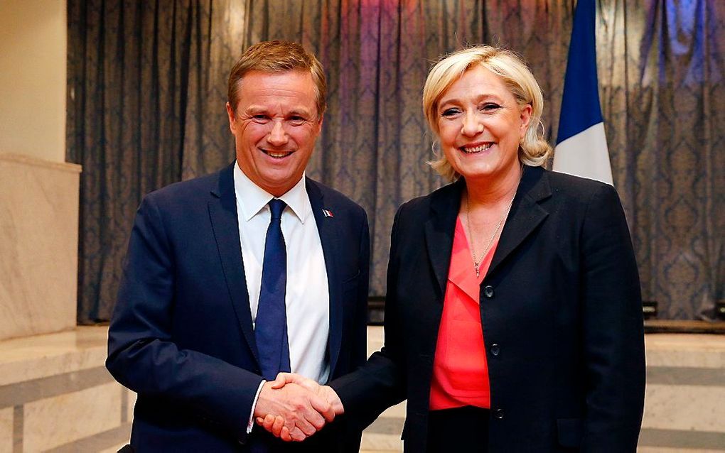 Nicolas Dupont-Aignan (l.) en Marine Le Pen. beeld AFP