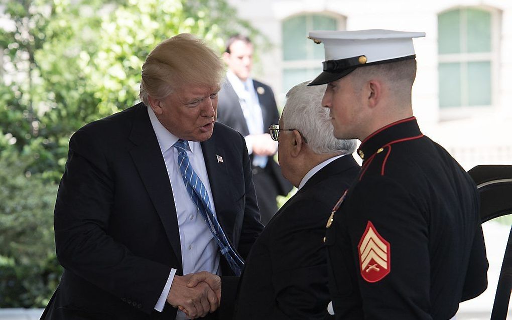 Trump ontvangt de Palestijnse leider Abbas in Washington. beeld AFP