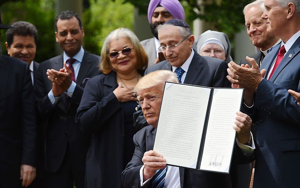 De Amerikaanse president Donald Trump heeft donderdag een decreet ondertekend over religieuze vrijheden.  beeld AFP