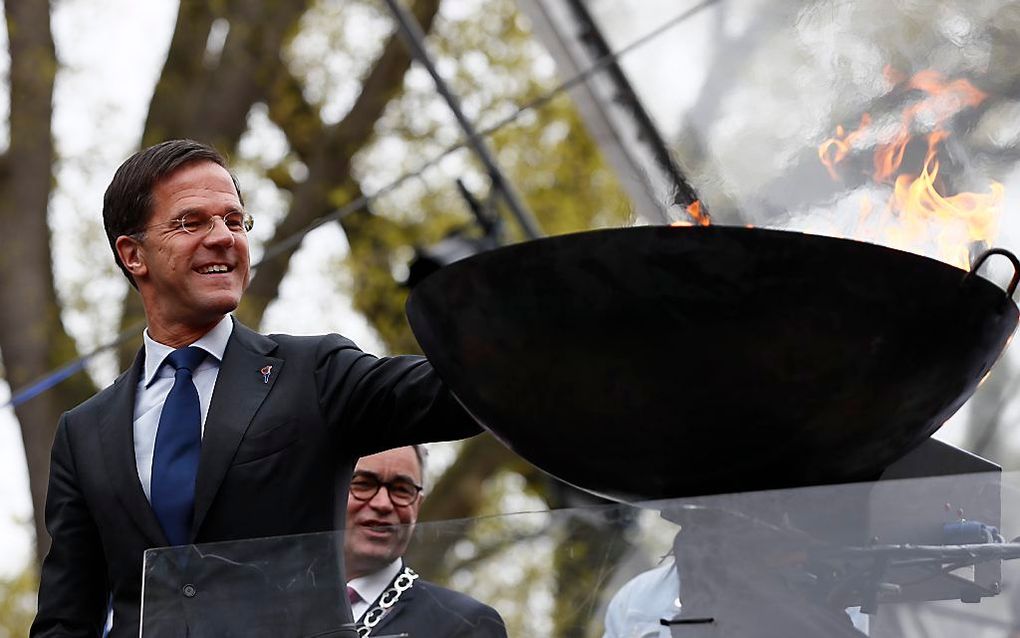 Premier Mark Rutte ontsteekt het Bevrijdingsvuur op het Bevrijdingsfestival in de Haarlemmerhout. Dat is het startsein voor de Bevrijdingsfestivals in het land. beeld ANP