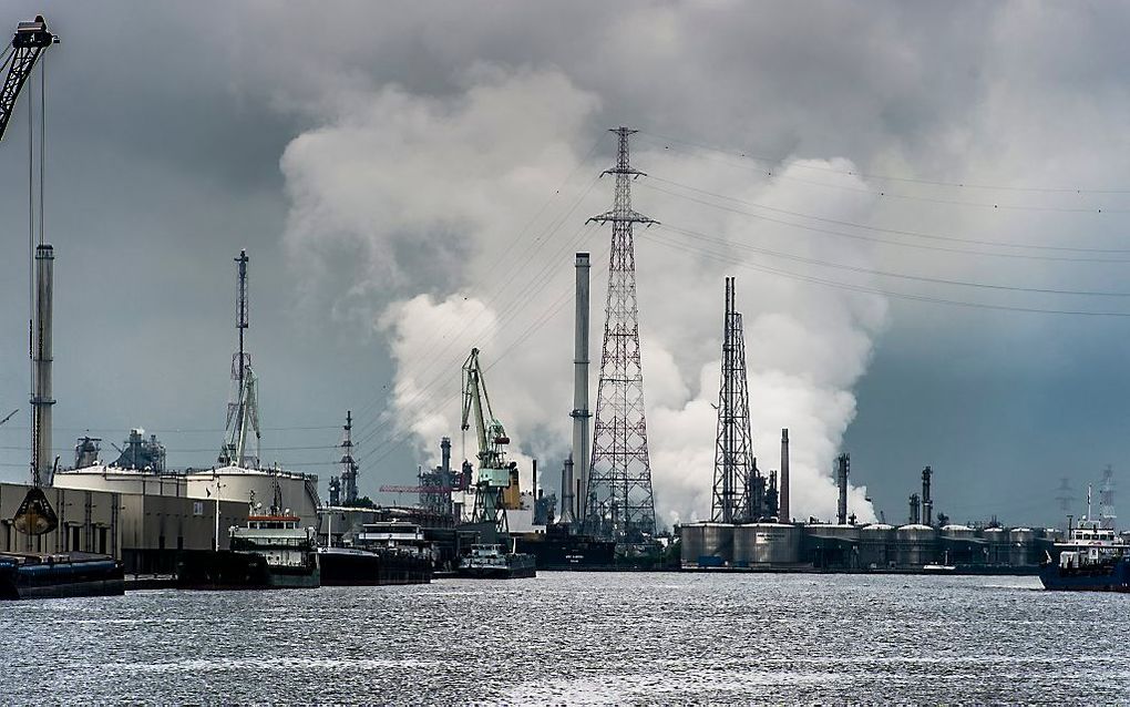 Zware petrochemie zorgt voor luchtvervuiling in de haven van Antwerpen. beeld ANP