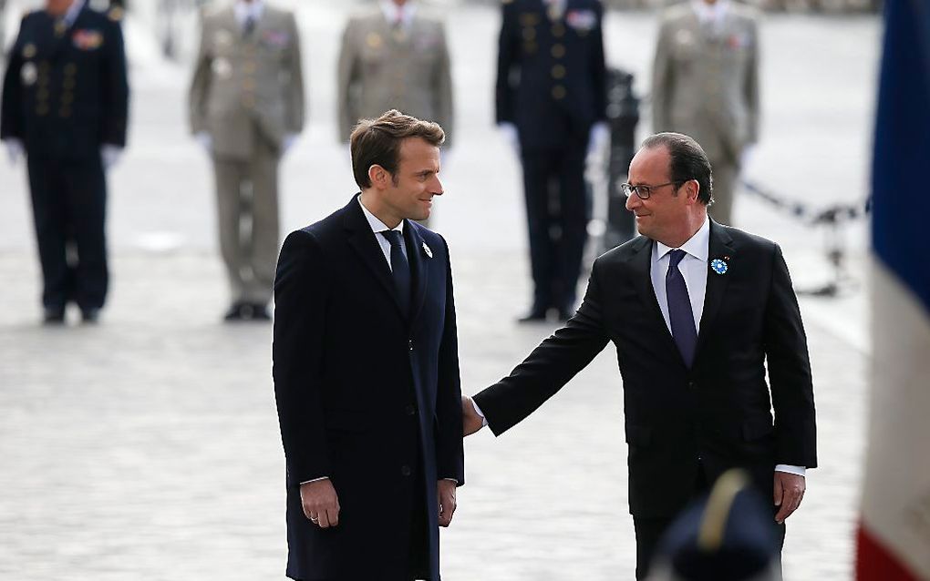 Marcon (L) en vertrekkend president Hollande. beeld EPA