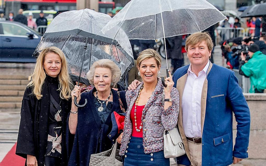 Koning Willem-Alexander, koningin Máxima, prinses Beatrix en prinses Mabel woensdag in een regenachtig Oslo. beeld ANP