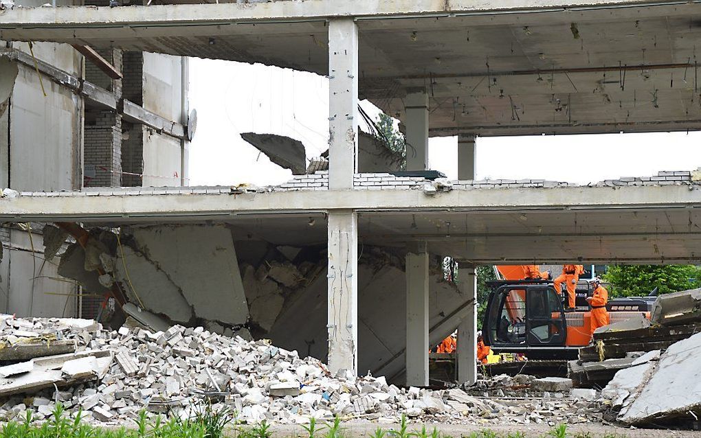 Tijdens sloopwerkzaamheden aan het oude stadhuis in Woerden raakte een persoon bedolven nadat een deel van een betonnen vloer naar beneden kwam. beeld ANP