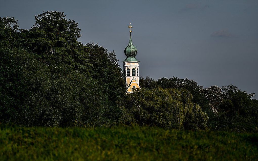 Waar veel niet-kerkelijke Nederlanders grasmaaien en autowassen op zondag nalaten uit respect voor hun christelijke medeburgers, is in de Duitse ”Rasenmäherlärmverordnung” vastgelegd dat grasmaaien op zon- en feestdagen verboden is. beeld EPA