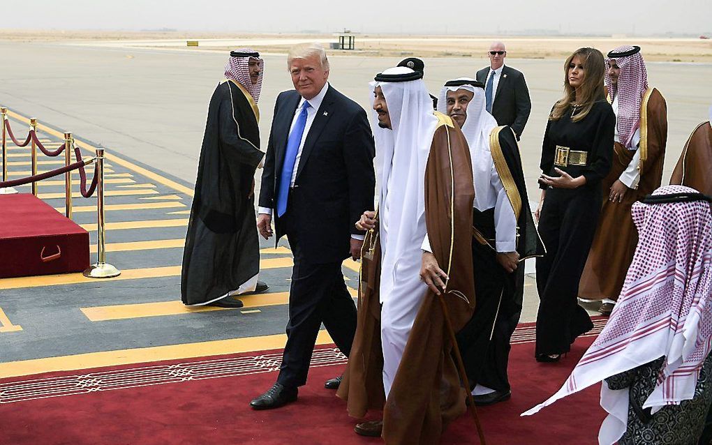 De Amerikaanse president Donald Trump is zaterdagochtend aangekomen in Saudi-Arabië. Samen met zijn echtgenote Melania stapte hij uit het presidentiële vliegtuig op de luchthaven van de hoofdstad Riyad. beeld AFP