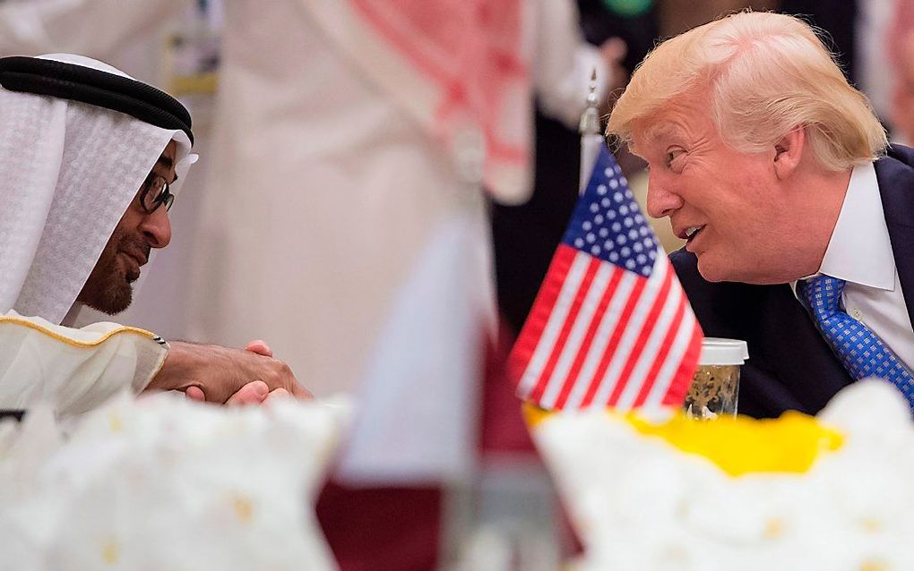 Trump (r.) in gesprek met de kroonprins van Abu Dhabi, Mohammed bin Zayed al-Nahayan. beeld AFP