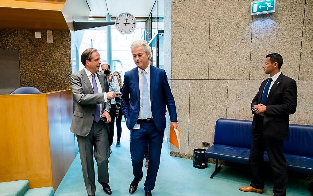 „De politicus die meer democratie als haarlemmerolie aanprijst, zal uiteindelijk meer teleurstelling oproepen bij zijn kiezers. Wie dit inziet, begrijpt ineens waarom Alexander Pechtold en Geert Wilders elkaar zo verbeten bestrijden. Uitersten raken elkaa