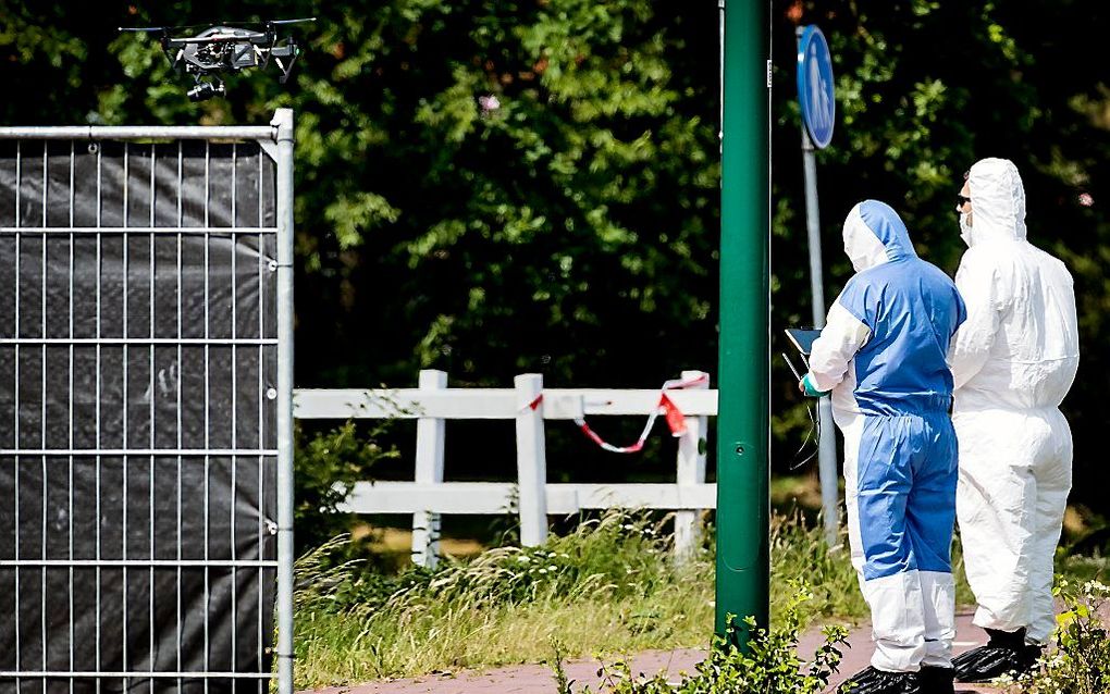 De politie doet onderzoek met een drone op industrieterrein De Kronkels waar een stoffelijk overschot gevonden is. beeld ANP