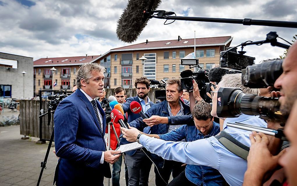 Locatiedirecteur Henk Koelewijn van het Oostwende College staat op het schoolplein de pers te woord over de dood van hun leerling Savannah. beeld ANP