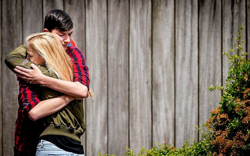 Leerlingen troosten elkaar bij een bijeenkomst op het Oostwende College voor de veertienjarige Savannah die dood werd gevonden. beeld ANP