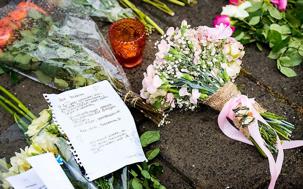 Bloemen bij het Oostwende College. Savannah Dekker was leerling op deze school. beeld ANP