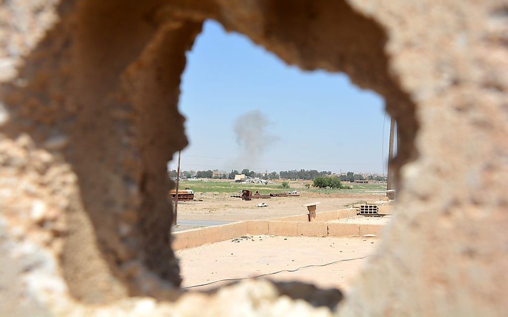 Een rookwolk stijgt op boven Raqqa. beeld EPA