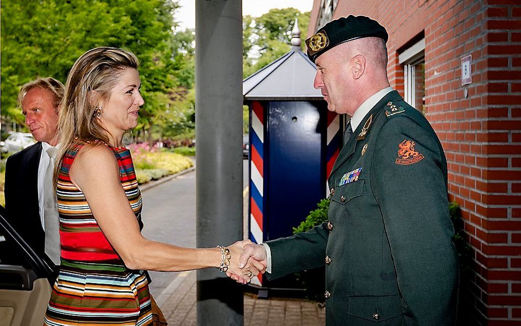 Luitenant-generaal Martin Wijnen tijdens een werkbezoek van koningin Máxima aan het Defensie Cyber Commando in 2017. beeld ANP