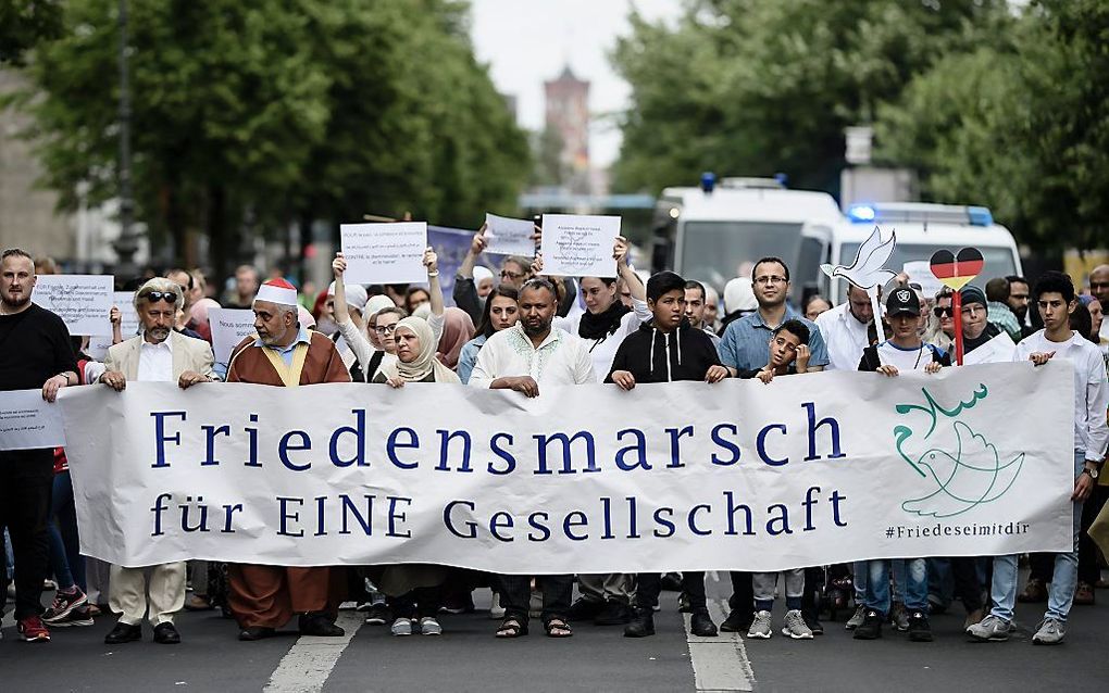 Vredesmars in Berlijn. beeld EPA/CLEMENS BILAN