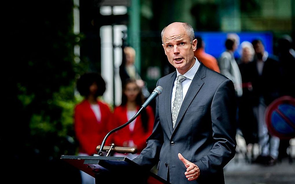 Minister Stef Blok (Veiligheid en Justitie) houdt een toespraak bij het Nationaal Monument Slavernijverleden tijdens de nationale herdenking van de afschaffing van de slavernij in het Oosterpark. beeld ANP