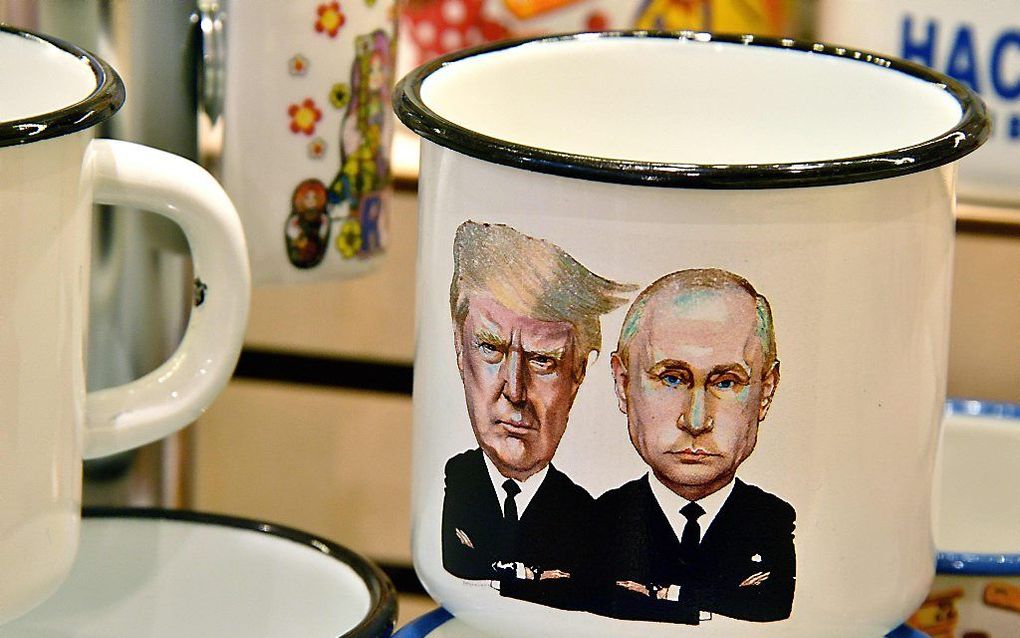 Poetin en Trump samen op een koffiebeker. De werkelijkheid is anders. beeld  AFP, Mladen ANTONOV