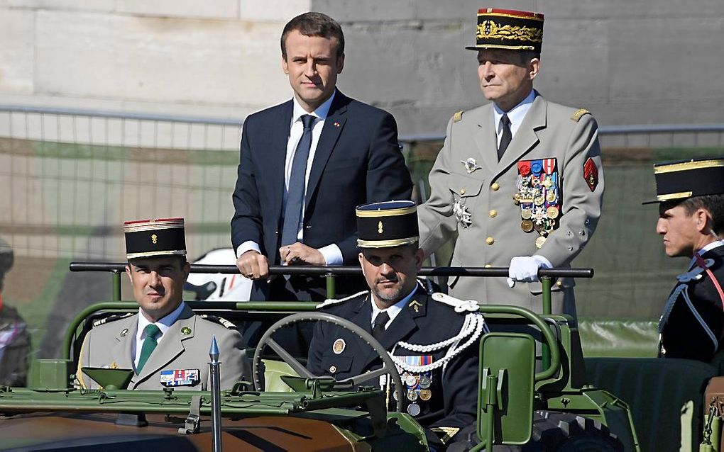 President Macron (staande links) met naast hem legerleider Pierre de Villiers op 14 juli jl. beeld EPA