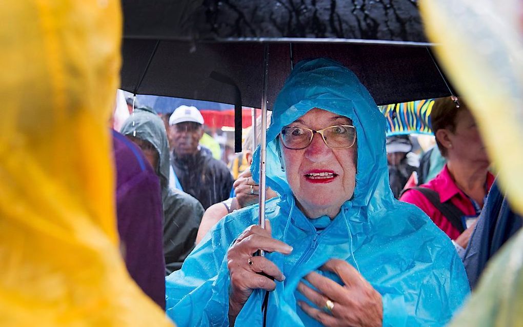 Deelnemers in de regen aan de start tijdens de derde dag over de Zevenheuvelen route. beeld ANP