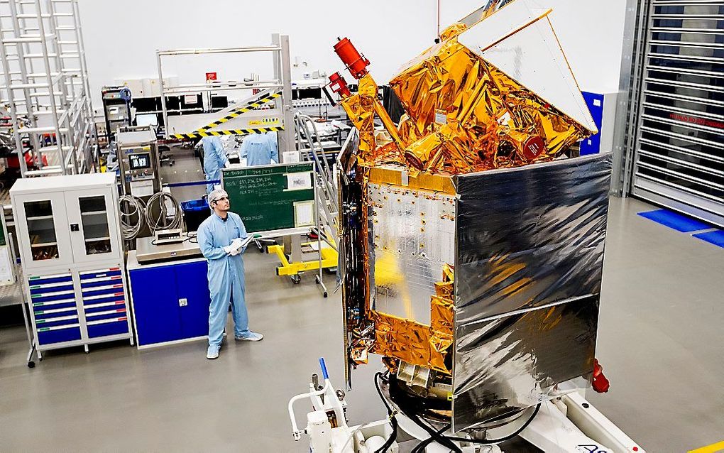 Satelliet Sentinel 5p bij de vestiging van Airbus tijdens de mediapresentatie van de Europese (ESA) met in het hart het Nederlandse ruimte-instrument Tropomi. De satelliet is klaar om gelanceerd te worden. Vanuit de ruimte gaat Tropomi wereldwijd de lucht