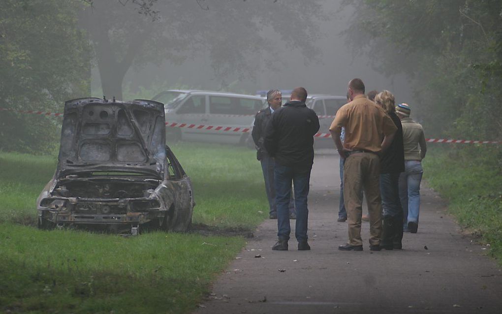 Politie doet in 2005 onderzoek bij een uitgebrande auto waar het lichaam van de 35-jarige Caroline van Toledo in de kofferbak is gevonden. beeld ANP