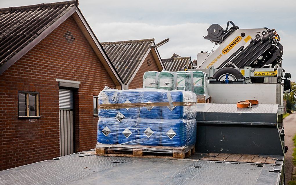 Bij een bedrijf in Lunteren werd donderdag in opdracht van de NVWA verdacht materiaal op transport gezet. Bij verscheidene bedrijven in Nederland en België werden in verband met de fipronil-crisis invallen gedaan. beeld ANP