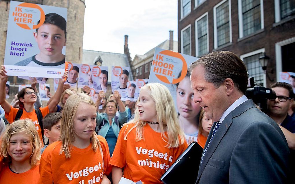 Klasgenoten van Howick (12) en Lily (11) uit Amersfoort hebben vanmiddag op het Binnenhof bij de Tweede Kamer actie gevoerd tegen de uitzetting van de kinderen naar Armenië. beeld ANP, Jerry Lampen