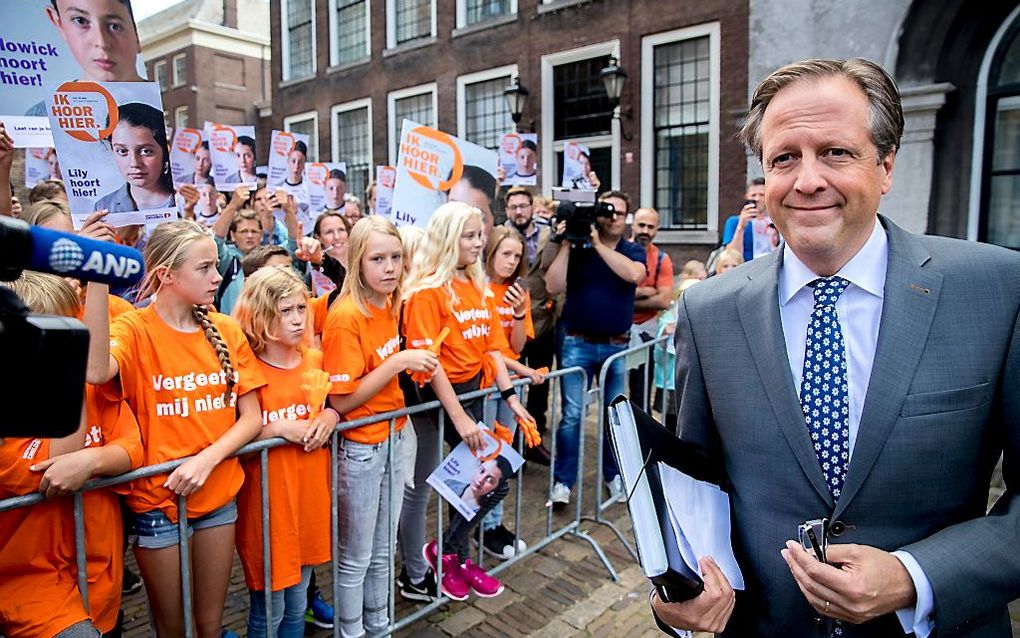 Klasgenoten van Howick (12) en Lily (11) uit Amersfoort hebben vanmiddag op het Binnenhof bij de Tweede Kamer actie gevoerd tegen de uitzetting van de kinderen naar Armenië. beeld ANP, Jerry Lampen