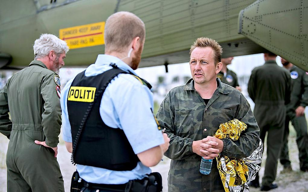 Peter Madsen in gesprek met een agent. beeld EPA