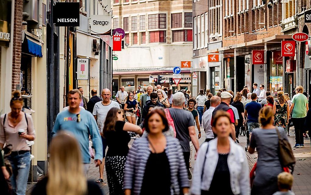 HAARLEM. Winkelstraat in Haarlem. In deze plaats stegen de parkeertarieven de laatste vijf jaar met 53 procent. beeld ANP, Remko de Waal