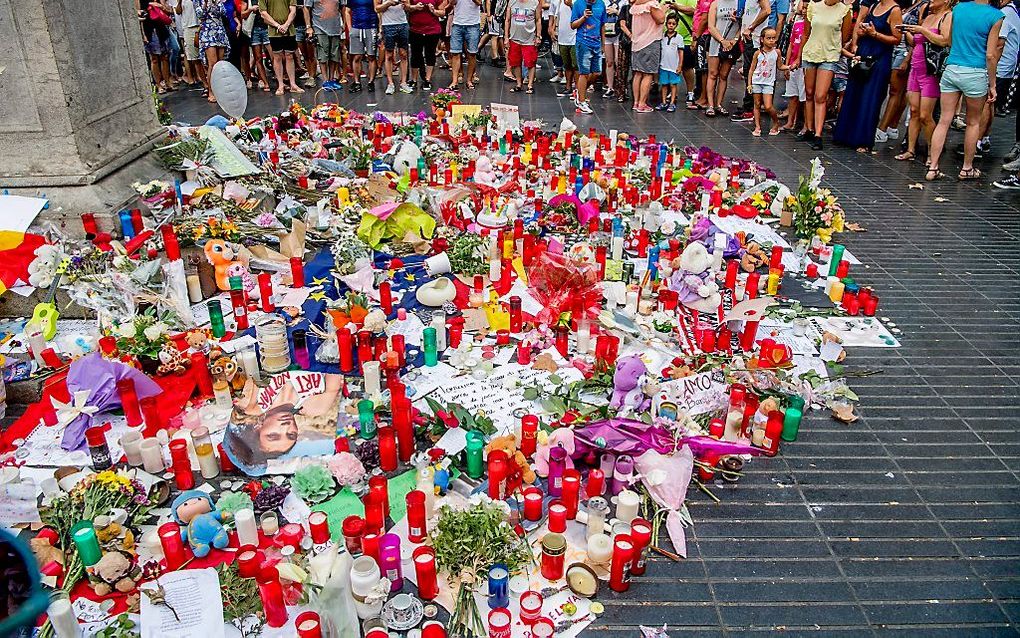 Bloemen in Barcelona, ter nagedachtenis aan de slachtoffers van de terreur. beeld ANP, Robin Utrecht