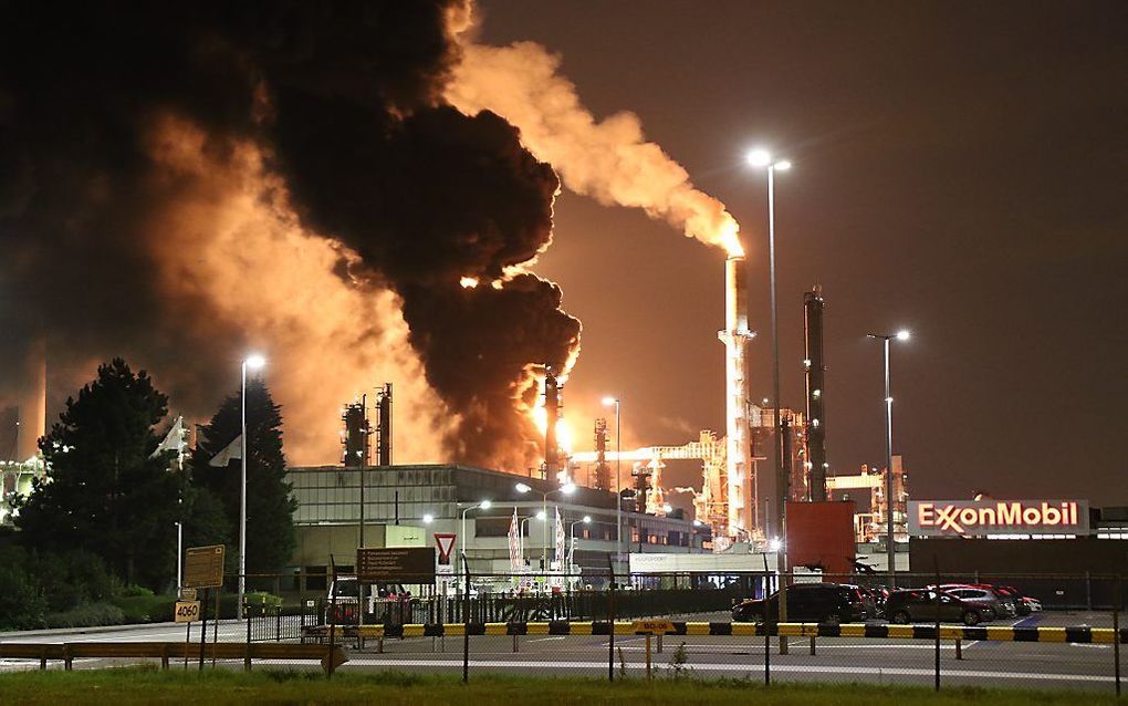 Grote brand bij de raffinaderij van ExxonMobile in de Rotterdamse Botlek. beeld ANP