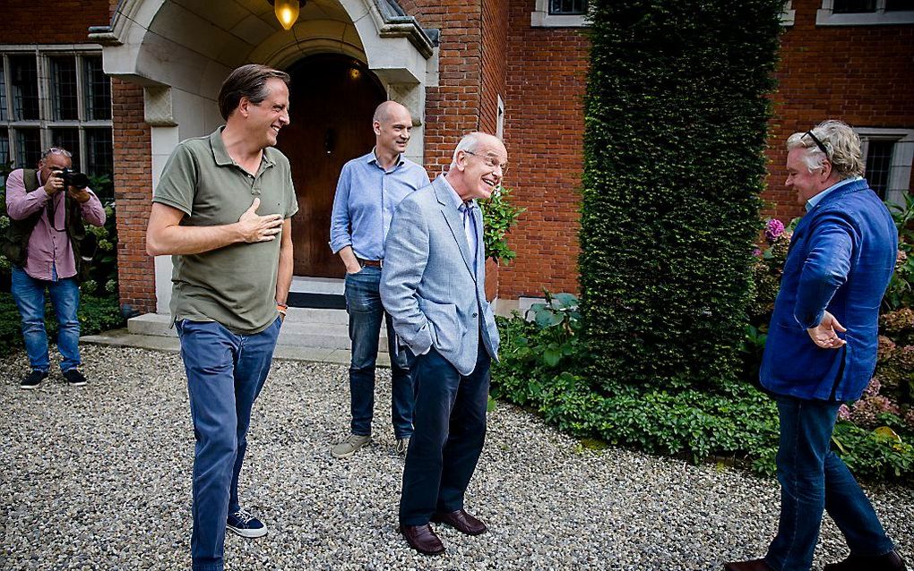 Gert-Jan Segers (ChristenUnie), informateur Gerrit Zalm en Alexander Pechtold (D66) in gesprek met de pers op landgoed De Zwaluwenberg voor de voortgang van de formatiegesprekken. De onderhandelaars praten twee dagen op het landgoed over de vorming van ee