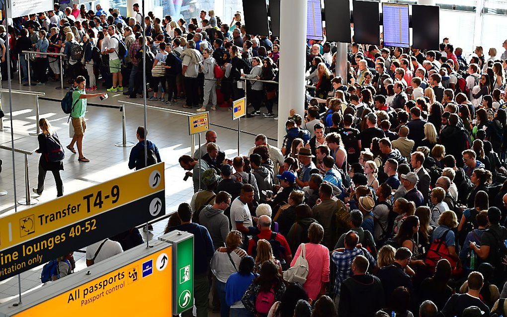 Niet in 2023 maar pas in 2026 komt de nieuwe Schipholterminal gereed, concludeerde De Telegraaf uit documenten voor aannemers. Foto: drukte op Schiphol.  beeld ANP, Robin Utrecht