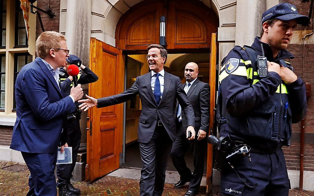 Mark Rutte (VVD) na afloop van de toelichting aan de pers bij het Ministerie van Algemene Zaken over de crisis over de lerarensalarissen. Er is een oplossing gevonden, waarmee het uiteenvallen van het demissionaire kabinet is voorkomen. beeld ANP