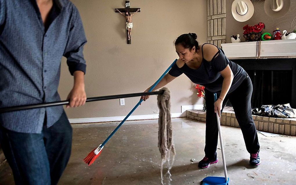 Naar schatting 30.000 tot 40.000 huizen in de regio Houston lopen in meer of mindere mate schade op door de overstromingen. De tienduizenden bewoners ervan zien met lede ogen toe hoe water hun bezit aantast. beeld AFP