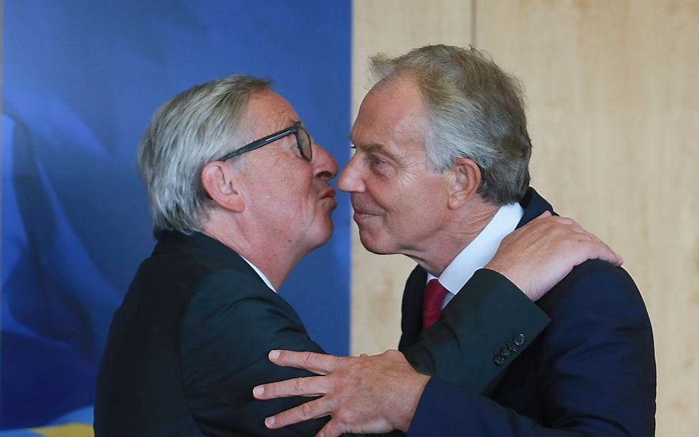 Tony Blair (r.) op bezoek bij voorzitter Juncker van de Europese Commissie. beeld EPA, OLIVIER HOSLET