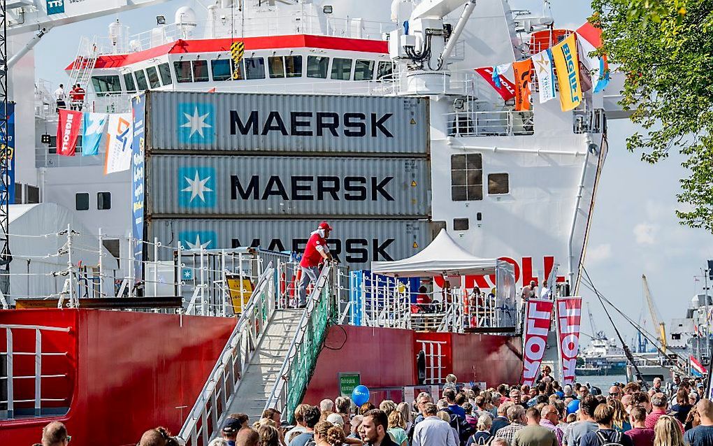 Bezoekers tijdens de Wereldhavendagen 2017. Het evenement trekt jaarlijks ongeveer vierhonderdduizend belangstellenden naar de kades rond de Erasmusbrug en de excursies in de haven van Rotterdam. beeld ANP