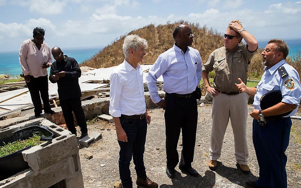 Koning Willem-Alexander en minister Ronald Plasterk van Binnenlandse Zaken en Koninkrijksrelaties bezoeken het door de orkaan Irma getroffen eiland. In gesprek met onder meer gouverneur Eugene Holiday en premier William Marlin van Sint Maarten. beeld ANP